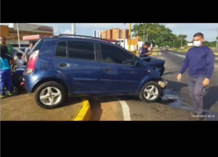 Colisión vehicular deja cinco heridos, entre ellos tres niños