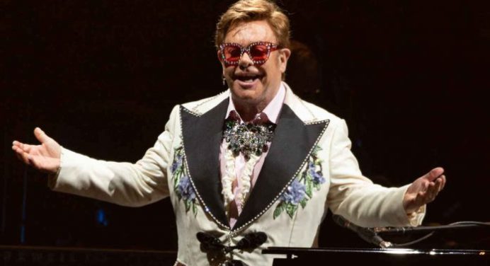 Elton John con visión limitada por infección en un ojo
