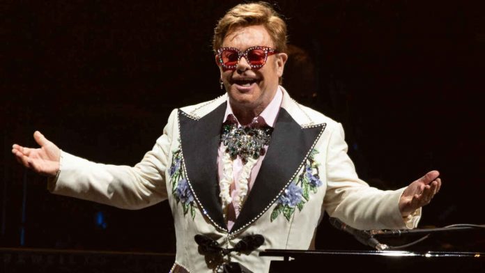 Elton John con visión limitada por infección en un ojo