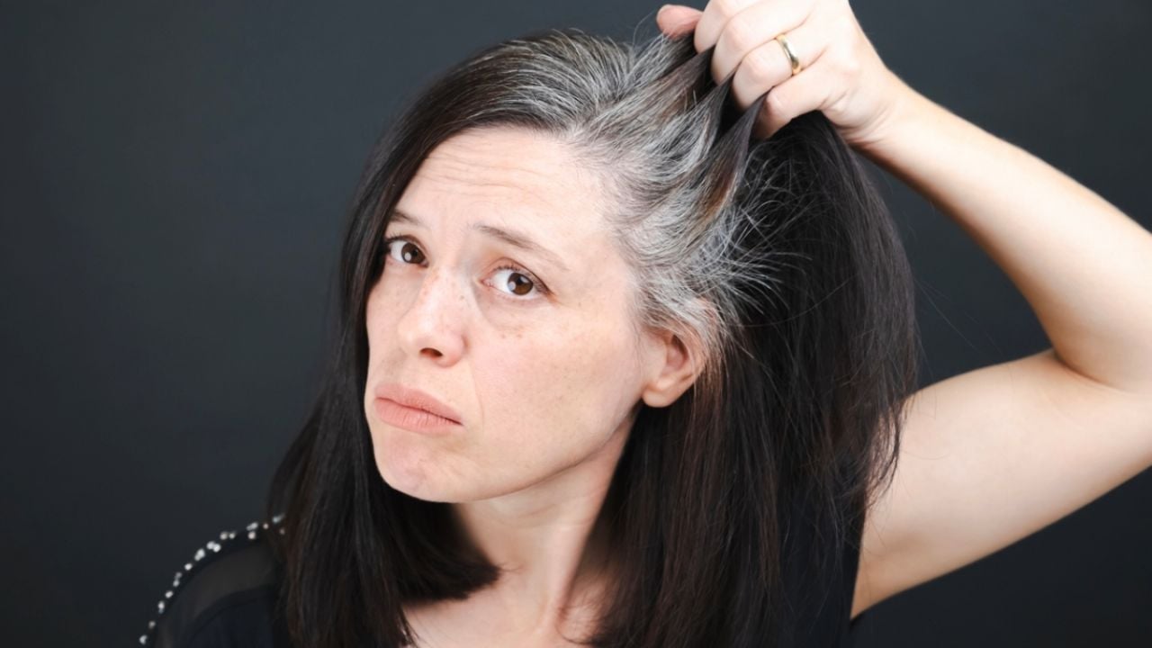 Despídete del tinte para siempre con este shampoo casero que elimina las canas desde la raíz