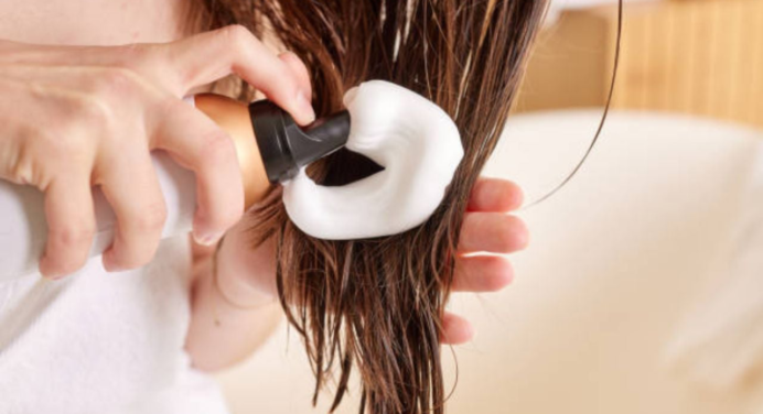 10 consejos de expertos para eliminar el frizz de tu cabello para siempre