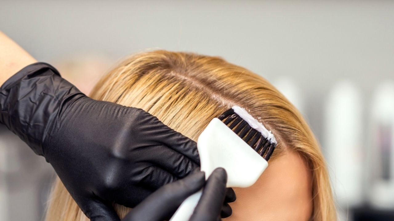 Desaparece las canas; expertos revelan los mejores tintes para pintarse el cabello en casa