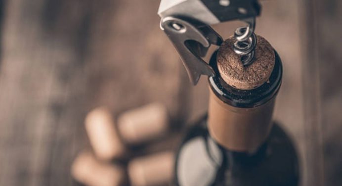 No tires el corcho de botellas de vino; así puedes acabar con el moho en la tierra de tus plantas
