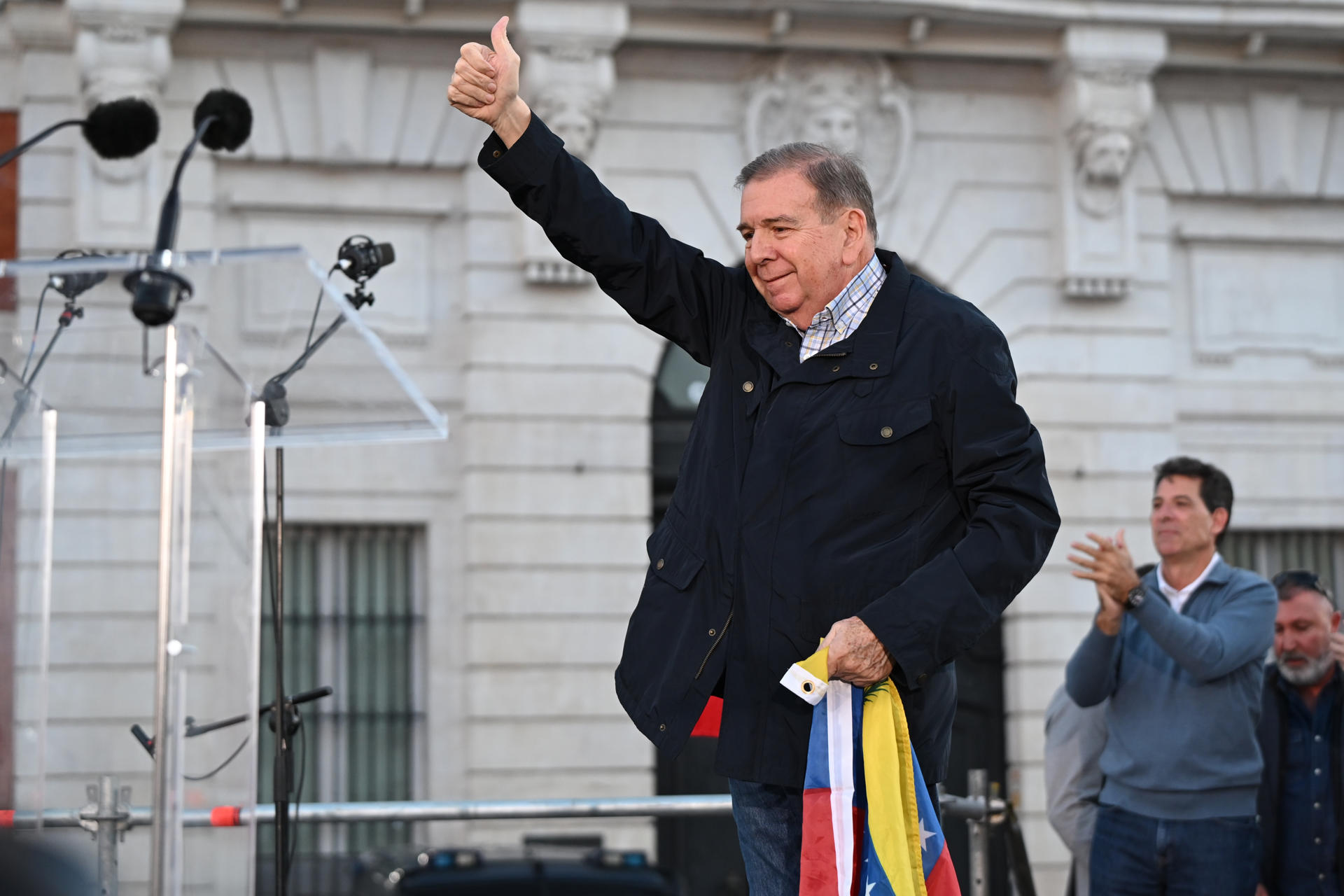 González Urrutia saluda a venezolanos que se congregaron en Madrid