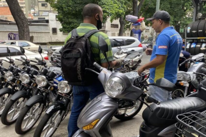 De acuerdo con el INTT en su Reglamento Parcial vigente el artículo 5 refiere que las motocicletas para poder circular deben cumplir con con los siguiente requisitos: