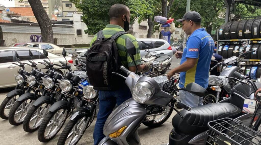 De acuerdo con el INTT en su Reglamento Parcial vigente el artículo 5 refiere que las motocicletas para poder circular deben cumplir con con los siguiente requisitos: