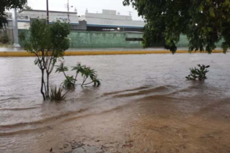 En la Urbanización San Rafael, se reportó un poste eléctrico caído por las lluvias.