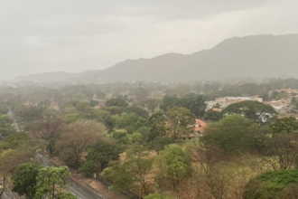 Además se espera un incremento de la cobertura nubosa y precipitaciones con actividad tormentosa, siendo más intensas y frecuentes en zonas de la Guayana Esequiba, Delta Amacuro, Sucre, Monagas, Anzoátegui, Bolivar Amazonas, Miranda, Distrito Capital. Aragua, Carabobo, Llanos Centrales, Occidentales, los Andes, oeste de Falcón y norte de Zulia.