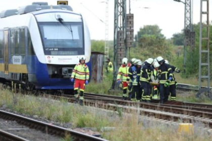 Imágenes publicadas por medios locales muestran el daño significativo en la parte frontal de la locomotora de mercancías, que pertenecía a la compañía RheinRhurBahn.