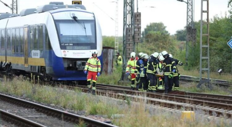 Imágenes publicadas por medios locales muestran el daño significativo en la parte frontal de la locomotora de mercancías, que pertenecía a la compañía RheinRhurBahn.