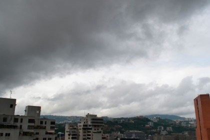 En horas de la mañana, el organismo pronostica la formación de mantos nubosos con lluvias dispersas sobre la Guayana Esequiba, Nueva Esparta, los Andes y Zulia.