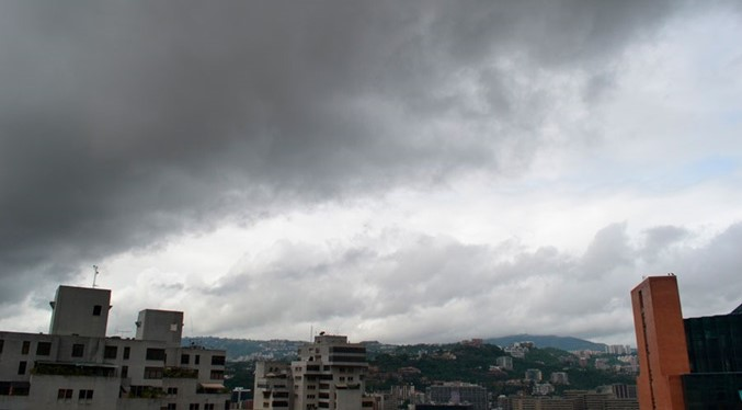 En horas de la mañana, el organismo pronostica la formación de mantos nubosos con lluvias dispersas sobre la Guayana Esequiba, Nueva Esparta, los Andes y Zulia.