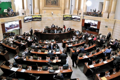 El senador Miguel Uribe Turbay sostuvo que el «Senado de Colombia se pone a tono con la democracia mundial». «Era justo y necesario que el Congreso apoyara al pueblo venezolano en la lucha para conseguir la libertad», añadió.