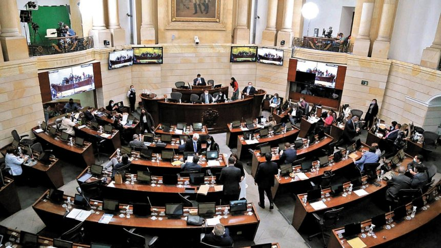 El senador Miguel Uribe Turbay sostuvo que el «Senado de Colombia se pone a tono con la democracia mundial». «Era justo y necesario que el Congreso apoyara al pueblo venezolano en la lucha para conseguir la libertad», añadió.