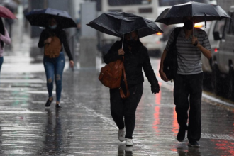 Durante la mañana, la onda tropical 39 estaba acercándose a la Guyana Francesa. El Inameh apuntó que el fenómeno podría causar lluvias en el oriente y centro del país durante la tarde y noche de este martes.