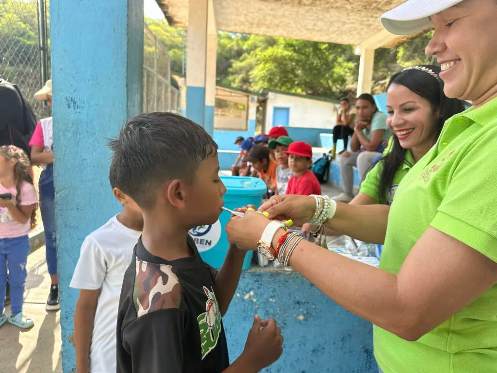 Su finalidad es garantizar el bienestar de niños y adultos, promoviendo la salud pública y la prevención de enfermedades.