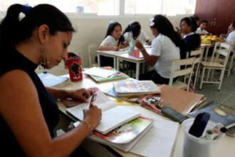 Desde la Federación Venezolana de Maestros (FVM) la exigencia no es nueva: mejores salarios, para garantizar que los docentes sigan asistiendo a sus labores, pues para ellos está claro de que la deserción docente será mayor en este nuevo periodo lectivo, pues entre la migración y el cambio de actividad laboral por bajos sueldos cada vez son menos los educadores dispuestos a seguir en las aulas. Tampoco hay alumnos