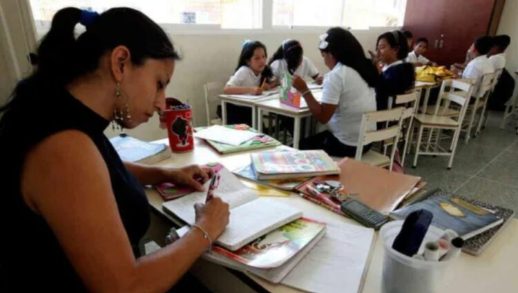 Desde la Federación Venezolana de Maestros (FVM) la exigencia no es nueva: mejores salarios, para garantizar que los docentes sigan asistiendo a sus labores, pues para ellos está claro de que la deserción docente será mayor en este nuevo periodo lectivo, pues entre la migración y el cambio de actividad laboral por bajos sueldos cada vez son menos los educadores dispuestos a seguir en las aulas. Tampoco hay alumnos