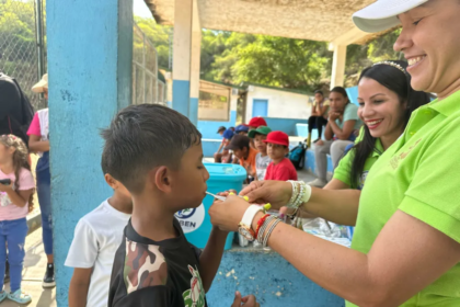 Su finalidad es garantizar el bienestar de niños y adultos, promoviendo la salud pública y la prevención de enfermedades.