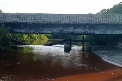 Habitantes en Antolín del Campo alertaron sobre una grave situación ambiental por una tubería rota. Una cañería de aguas negras, que atraviesa por debajo del puente del caño de El Cardón, se reventó, liberando grandes cantidades de desechos fecales al mar desde hace más de 20 días.