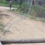 Los vecinos de la calle Madre María, en La Capilla de Nueva Esparta, están sin energía eléctrica desde ayer en la mañana por la caída de un poste. Los residentes de esta comunidad del municipio García viven atemorizados ante el inminente peligro que representa este poste de alumbrado público. Esta situación pone en riesgo la seguridad de los habitantes y de quienes transitan por la zona.