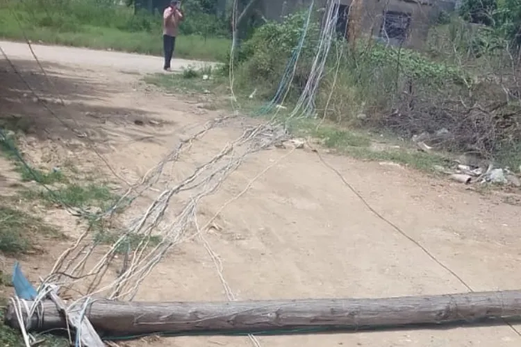 Los vecinos de la calle Madre María, en La Capilla de Nueva Esparta, están sin energía eléctrica desde ayer en la mañana por la caída de un poste. Los residentes de esta comunidad del municipio García viven atemorizados ante el inminente peligro que representa este poste de alumbrado público. Esta situación pone en riesgo la seguridad de los habitantes y de quienes transitan por la zona.