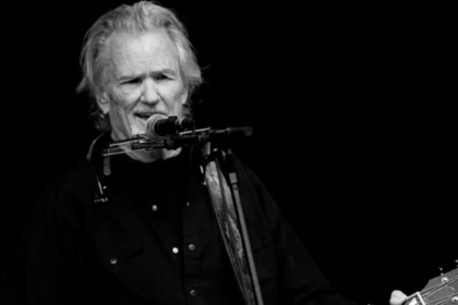 El actor y estrella de la música country estadounidense Kris Kristofferson murió a los 88 años, anunció su familia el domingo.