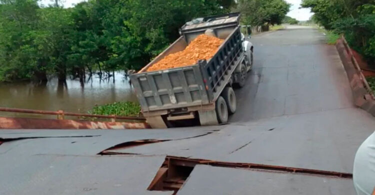 Efectivos de la Guardia Nacional en conjunto de Protección Civil Apure se encuentran en el lugar del derrumbe.