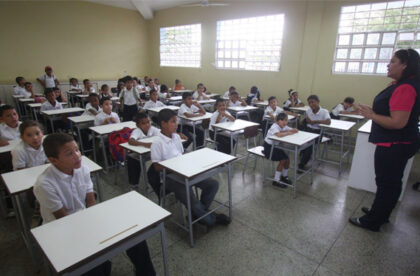 “Los equipos están desplegados en todo el país organizando los kits escolares que vamos a entregar, para apoyar con uniformes y útiles a más de dos millones de estudiantes”, notificó.