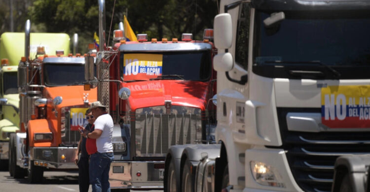 La alcaldía de Bogotá informó sobre «afectaciones» y cortes «intermitentes» en ocho vías, entre ellas las principales rutas de acceso a la capital, de unos ocho millones habitantes.