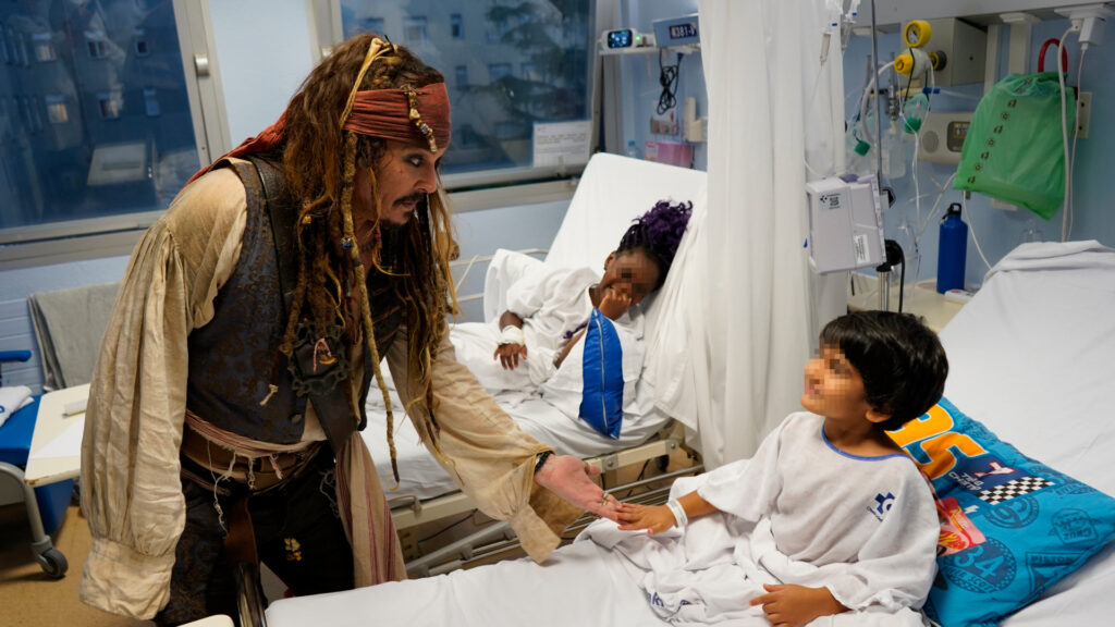 Johnny Depp se disfraza de Jack Sparrow y sorprende a niños en hospital