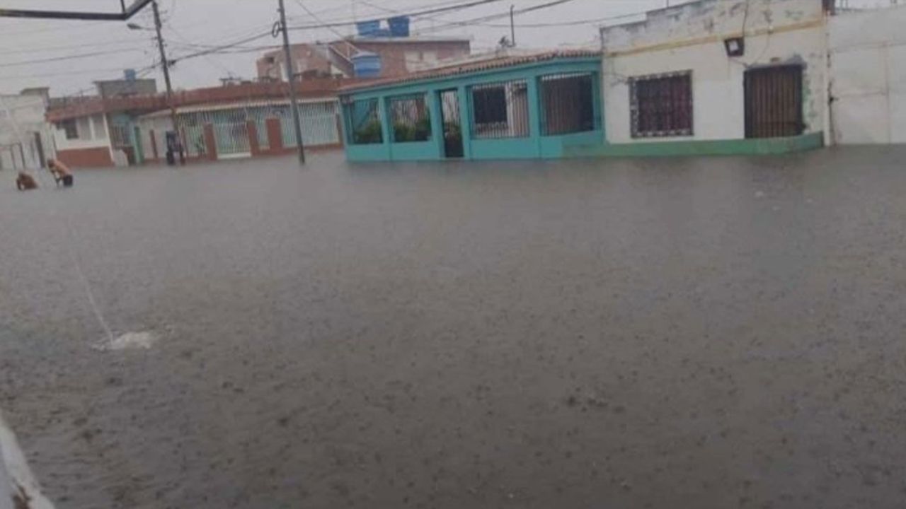 Lluvias en Punto Fijo causan inundaciones en al menos 60 casas