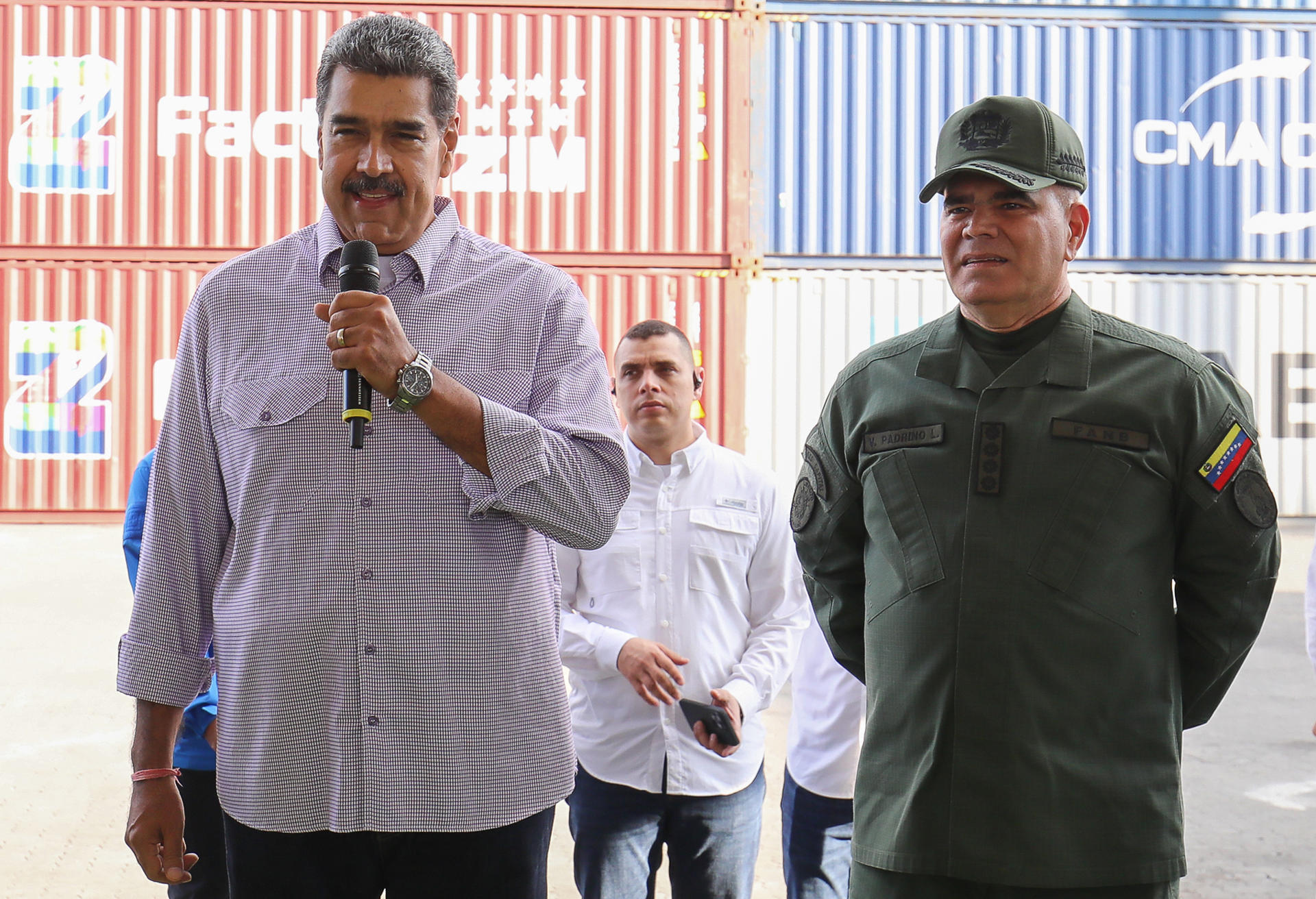 Maduro ratifica a Padrino como Min-Defensa y nombra nuevos comandantes de la FANB