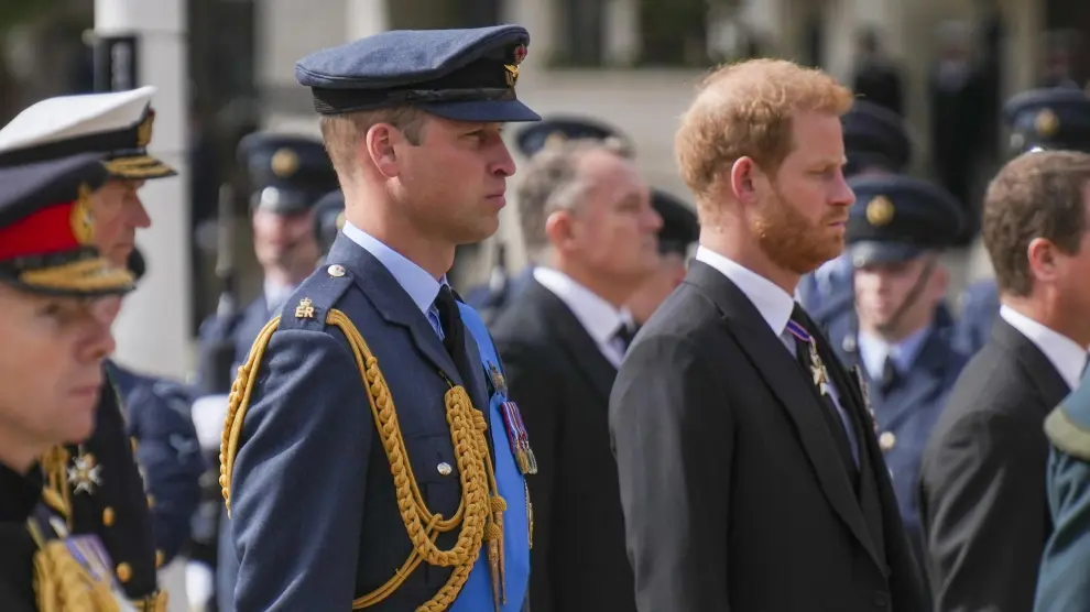 Gélido reencuentro entre los príncipes Harry y William