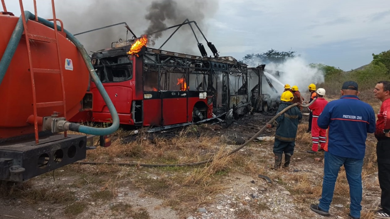 7 autobuses afectados tras incendio en patio de estación central