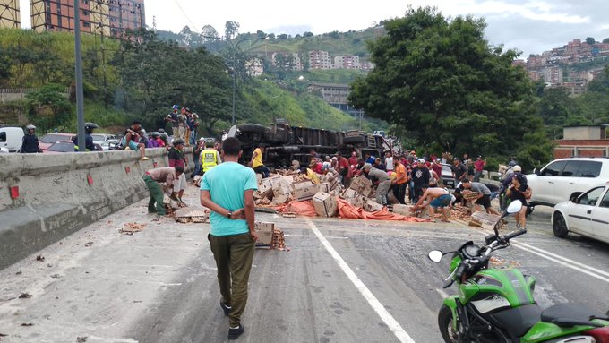 Vuelco de camión bloqueó el tránsito en autopista regional del centro