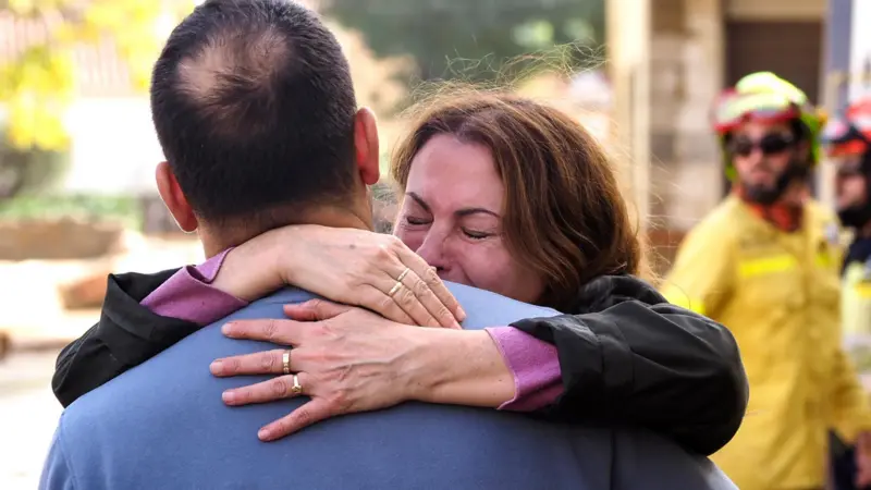 “Fue como un tsunami”: los testimonios de los sobrevivientes de las catastróficas inundaciones que dejan alrededor de 100 muertos en España