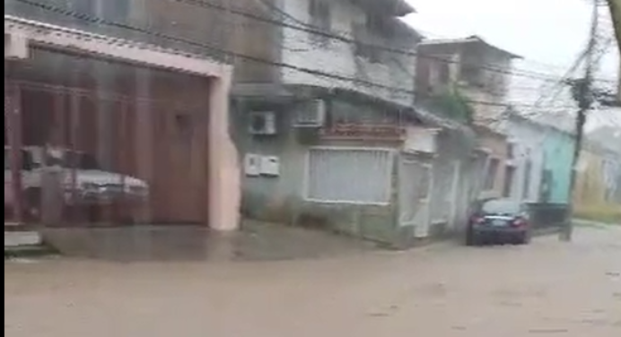 VIDEOS: Fuertes lluvias en la Isla de Margarita causan desbordamiento de canales en el Municipio Arismendi