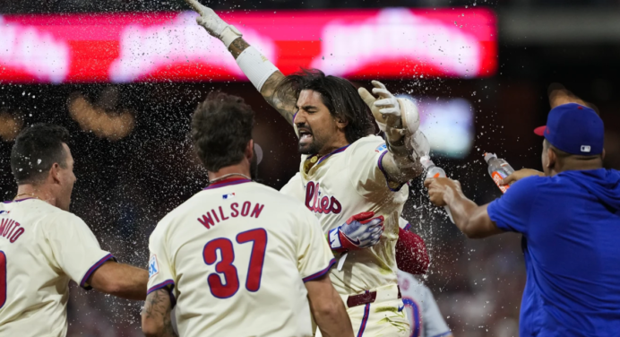 Filis nivelan la serie con hit de oro de Castellanos