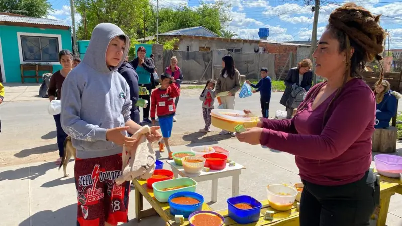 “Para muchas familias, esta es la única comida del día”: el fuerte impacto en los niños del mayor salto de la pobreza en Argentina en 20 años