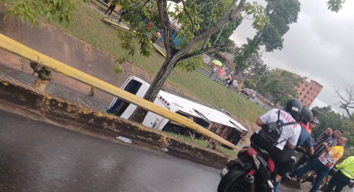 Dos lesionados al caer autobús en el caño de la avenida Orinoco