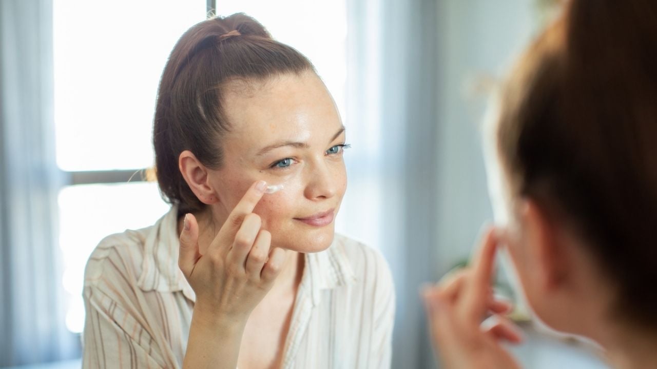 Haz la mascarilla antiarrugas más barata con crema Nivea que rejuvenece tu rostro por la noche