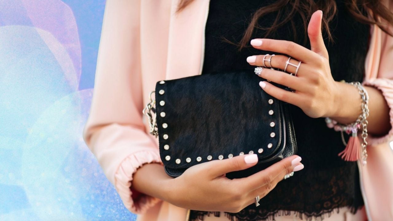 No más bolsos de color negro; esta es la NUEVA tendencia de moda entre mujeres de todas las edades