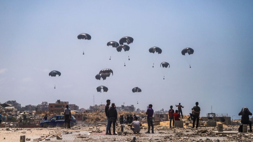 Las continuas restricciones impuestas por Israel a la entrada de ayuda en el enclave han mermado los suministros críticos, condenando a toda la población de más de 2,2 millones de personas al riesgo de hambruna, según un informe respaldado por la ONU.