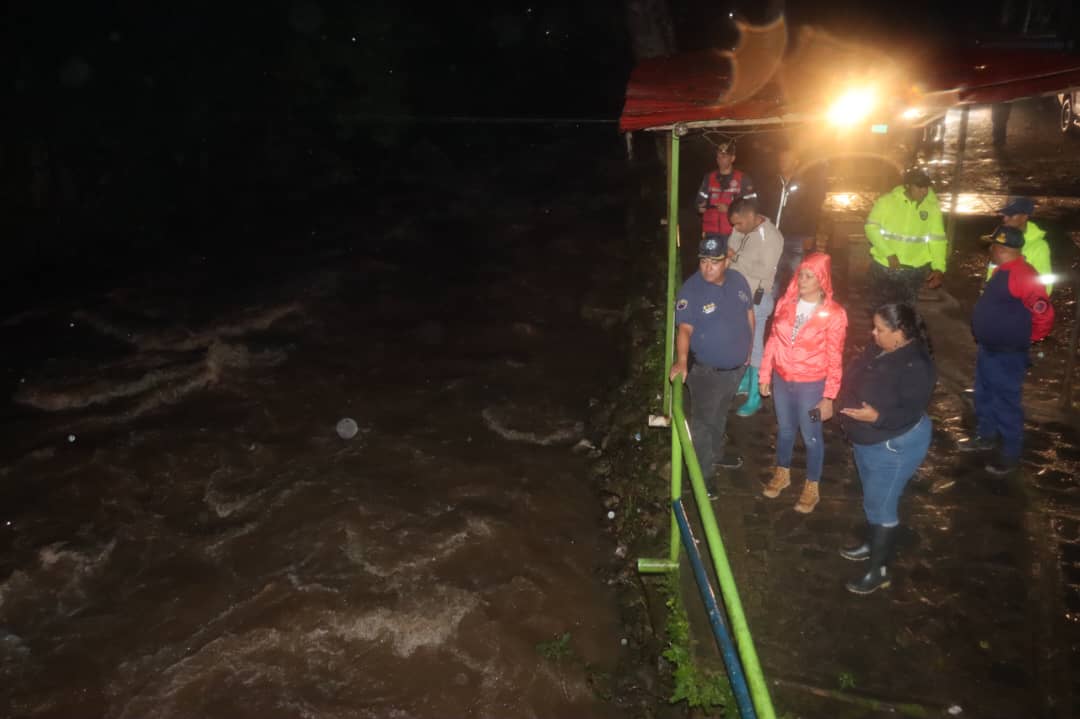 Gobernación evalúa zonas afectadas por desbordamiento del río Guarapiche en Acosta