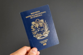 Las autoridades venezolanas establecieron que no se permitirá el embarque a venezolanos con cédula de identidad venezolana, aun estando vigente, si el pasaporte se encuentra vencido.