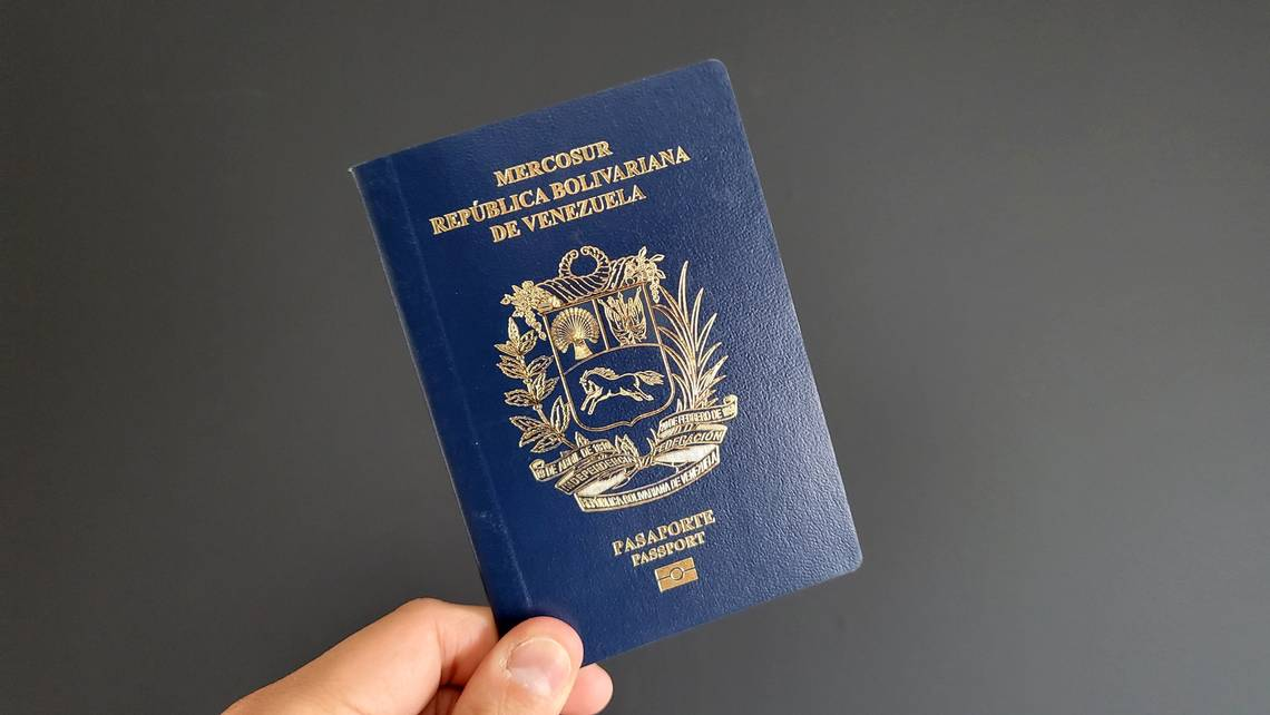 Las autoridades venezolanas establecieron que no se permitirá el embarque a venezolanos con cédula de identidad venezolana, aun estando vigente, si el pasaporte se encuentra vencido.