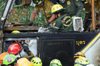 El autobús escolar  se incendió con los pasajeros dentro poco después del mediodía en la autovía Vibhavadi Rangsit, que atraviesa Bangkok (Tailandia), indicó Thai PBS.