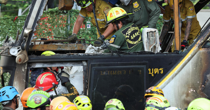 El autobús escolar  se incendió con los pasajeros dentro poco después del mediodía en la autovía Vibhavadi Rangsit, que atraviesa Bangkok (Tailandia), indicó Thai PBS.