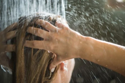 El estudio elaborado por la psicología determinó que quienes pasan demasiado tiempo bajo la ducha, es porque no están relacionados con la soledad; sino más bien porque son algo obsesivos por la limpieza, por la higiene y por no tener mal olor.